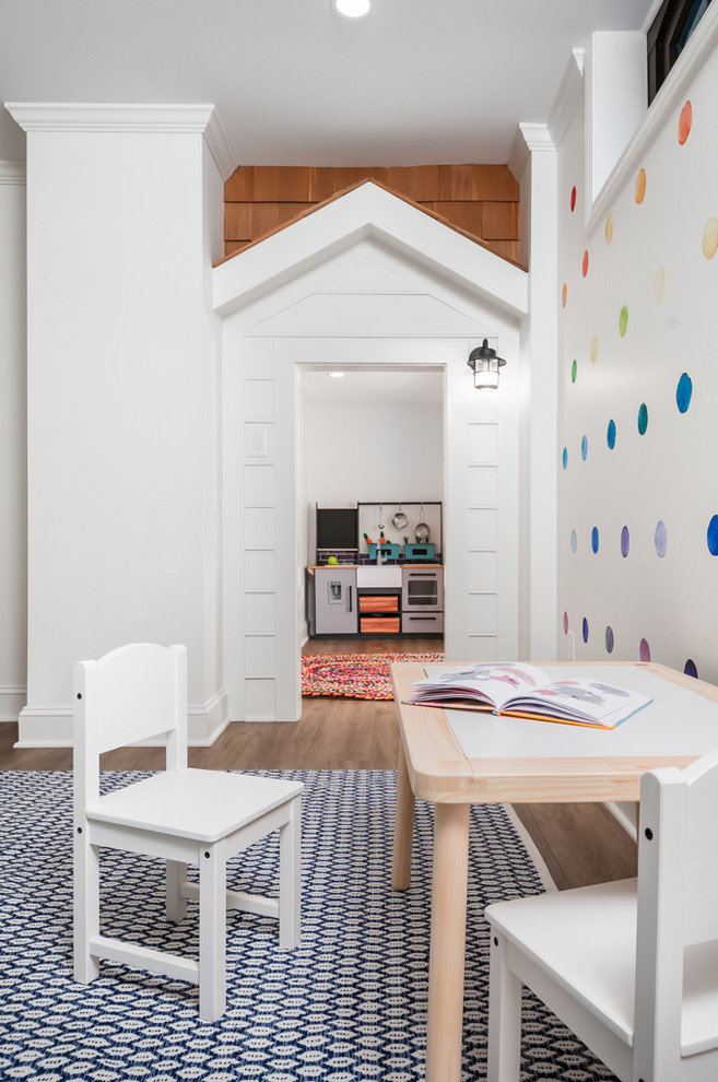 Esempio di un'ampia cameretta per bambini stile americano con pareti bianche, pavimento in legno massello medio e pavimento beige