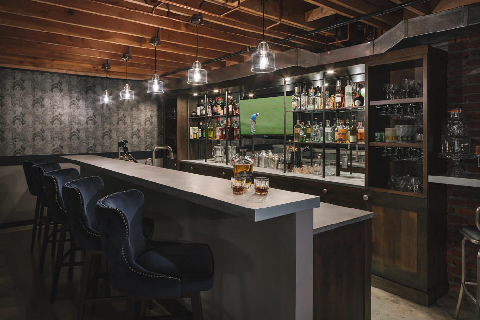 Стильный дизайн: большой домашний бар в стиле лофт с бетонным полом и серым полом - последний тренд