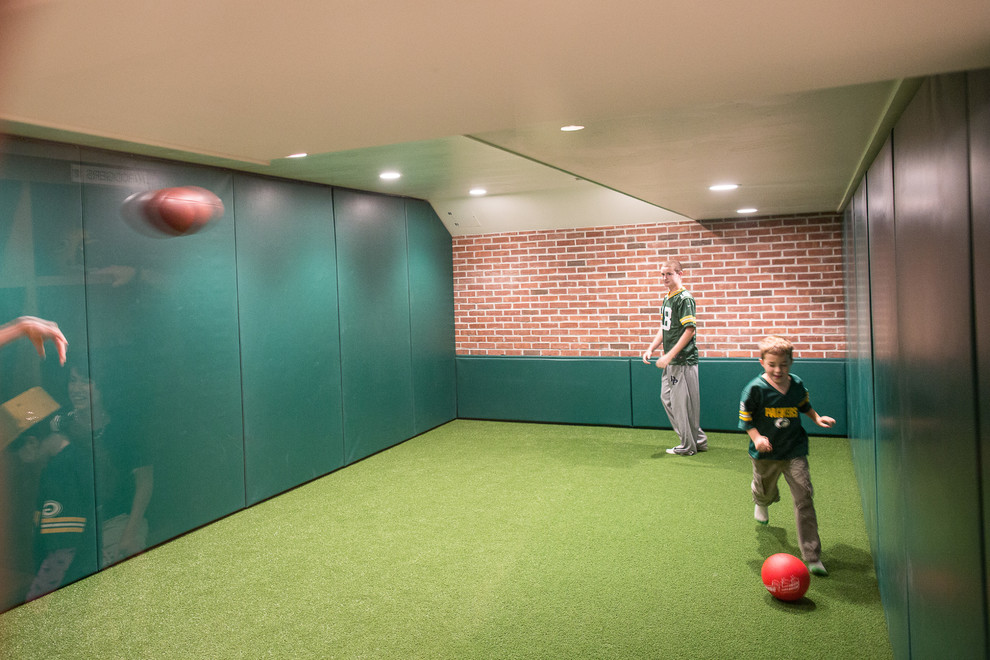 На фото: подземный, большой подвал в стиле модернизм с зелеными стенами, ковровым покрытием и зеленым полом без камина с