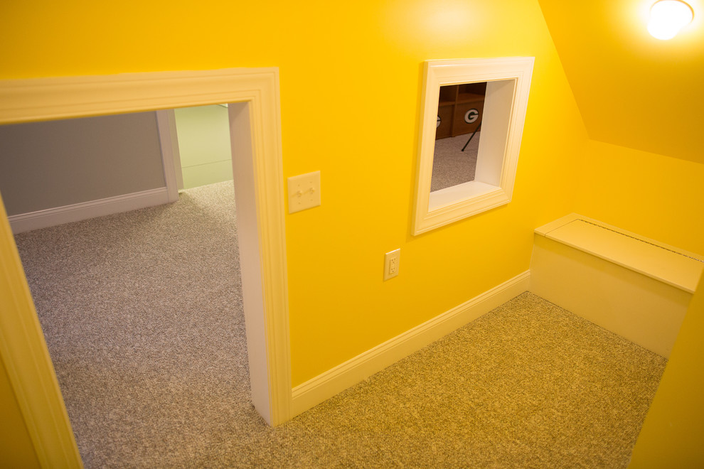 Inspiration för en stor funkis källare utan fönster, med gula väggar och heltäckningsmatta