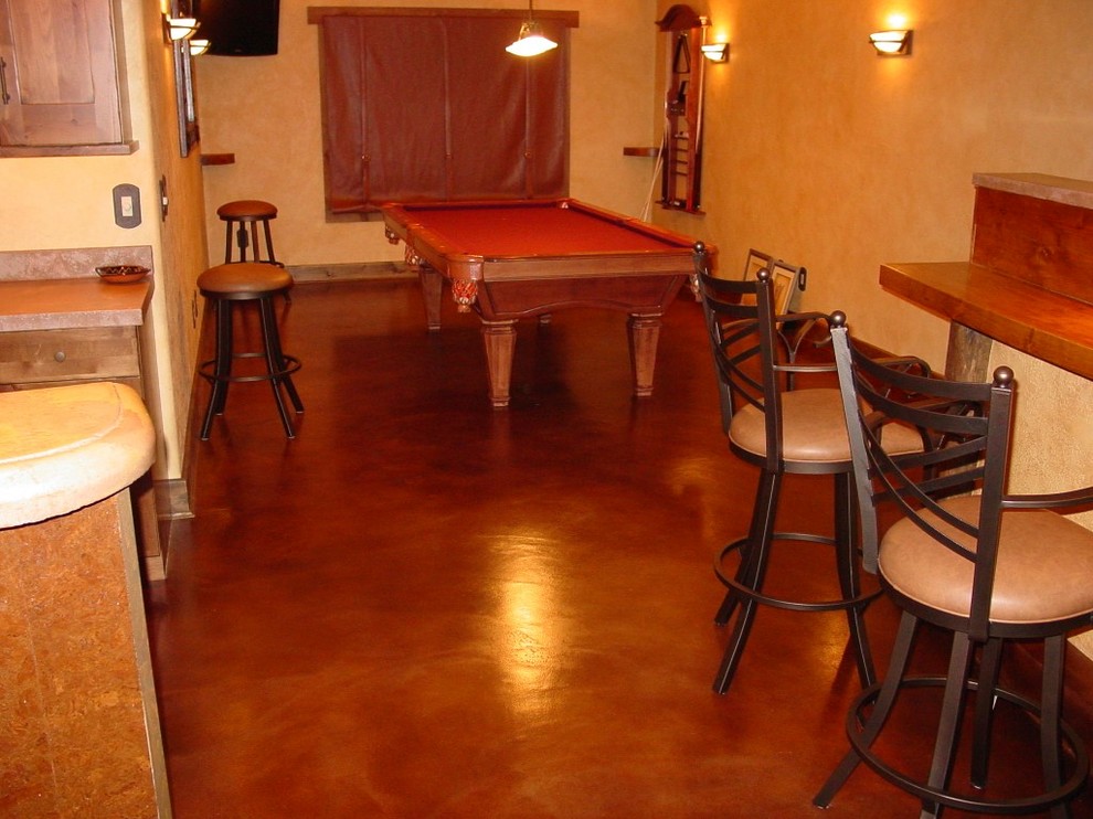 Foto di una grande taverna tradizionale con sbocco, pareti multicolore e pavimento in cemento