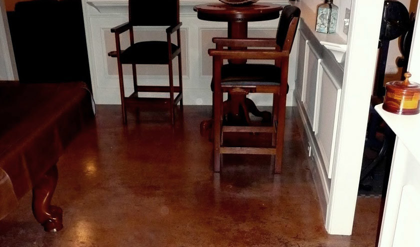 Foto di una taverna stile americano con pavimento in cemento
