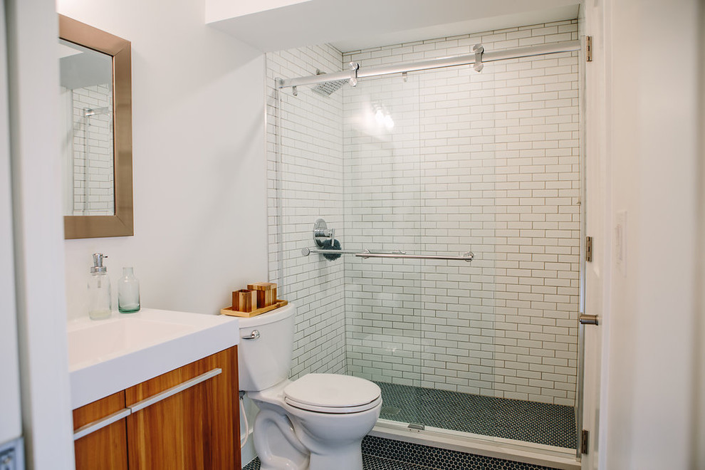 На фото: ванная комната среднего размера в современном стиле с белыми стенами, полом из винила и коричневым полом