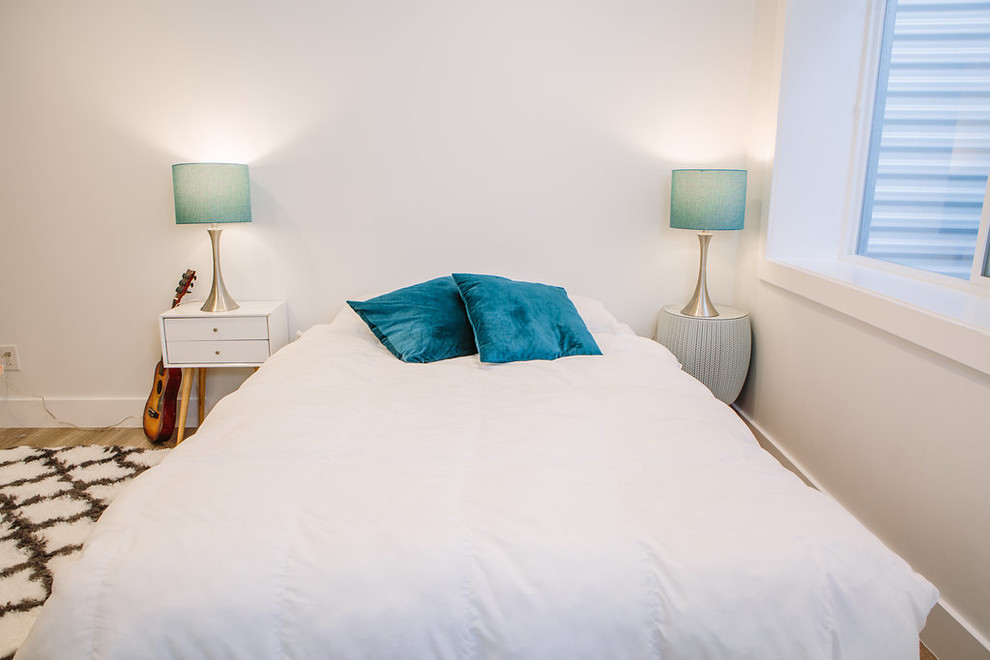 Свежая идея для дизайна: спальня среднего размера в современном стиле с белыми стенами, полом из винила и коричневым полом - отличное фото интерьера