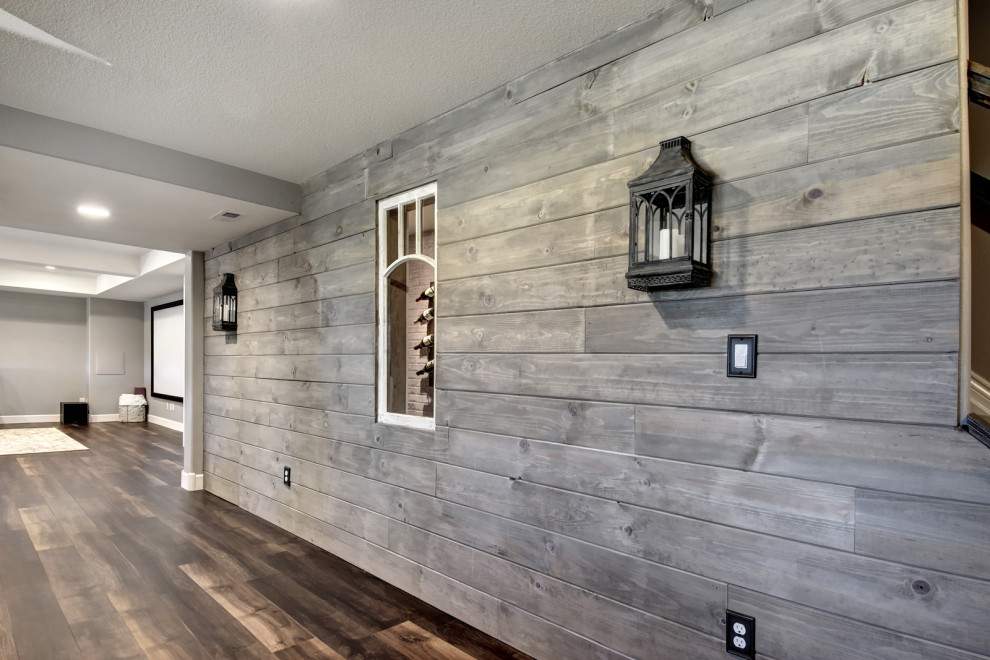 Источник вдохновения для домашнего уюта: большой подвал в стиле лофт с наружными окнами, серыми стенами, полом из винила и коричневым полом