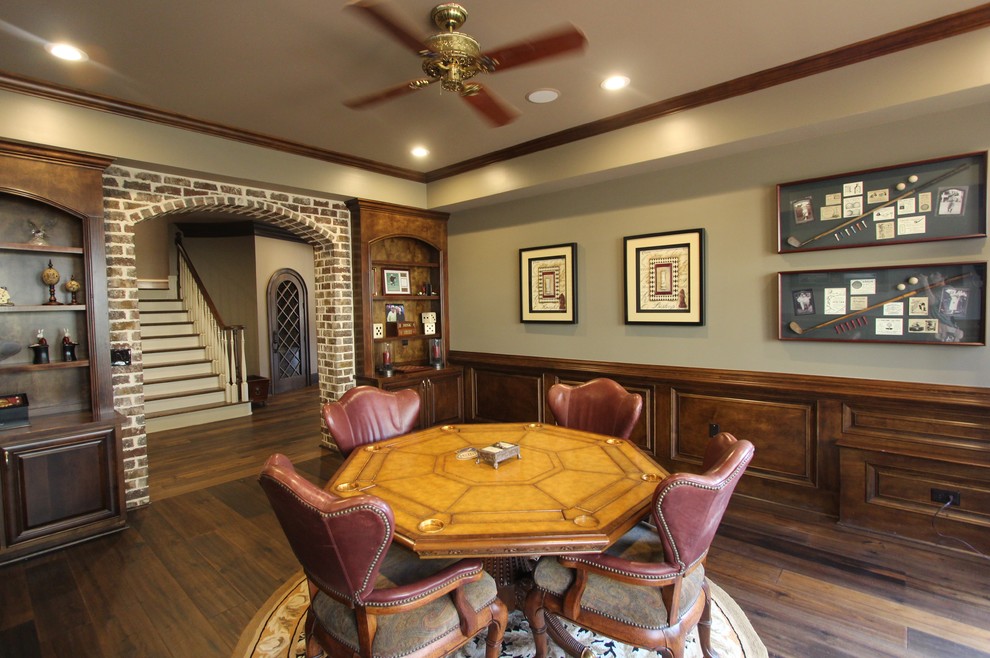 Modelo de sótano con puerta clásico renovado extra grande con paredes marrones y suelo de madera en tonos medios