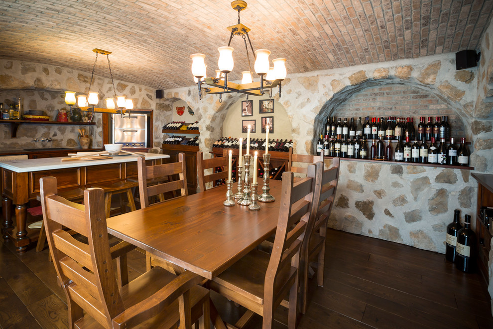Foto di una grande taverna stile rurale con sbocco, pareti beige, parquet scuro e nessun camino