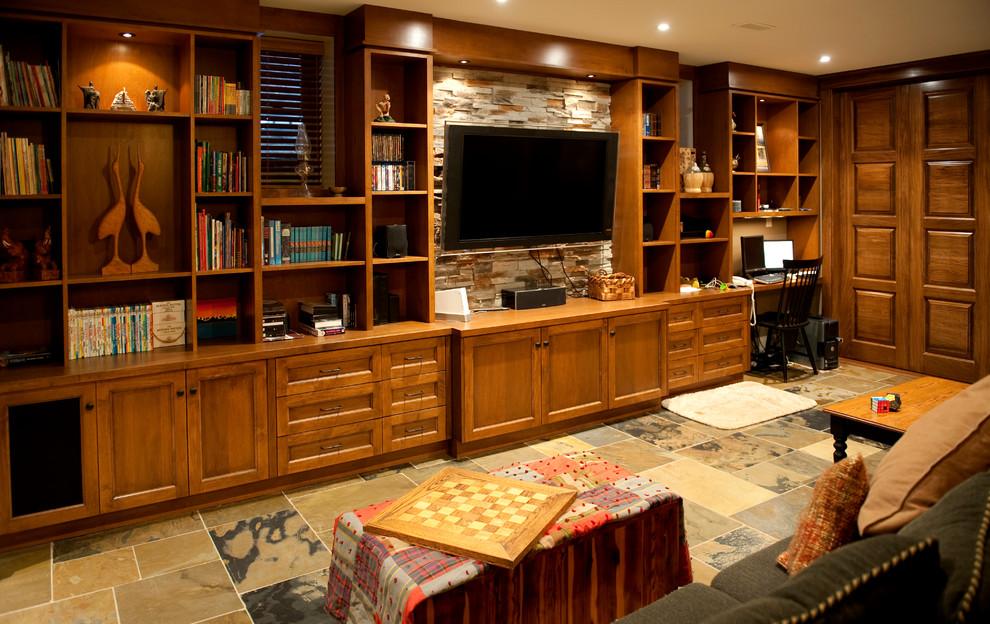 Ejemplo de sala de estar tradicional sin chimenea con suelo de baldosas de cerámica, paredes marrones y suelo multicolor