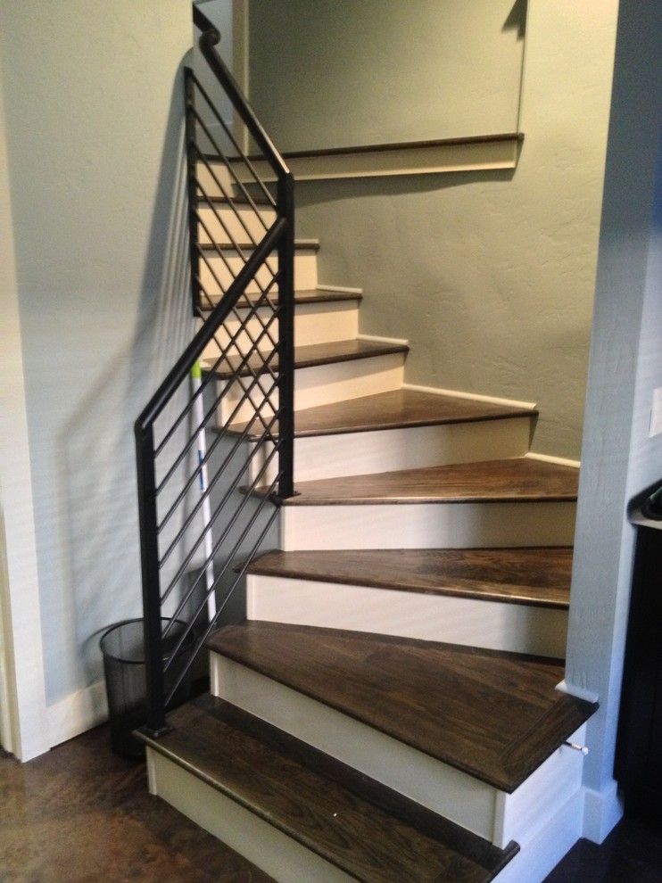 Свежая идея для дизайна: лестница в стиле кантри - отличное фото интерьера