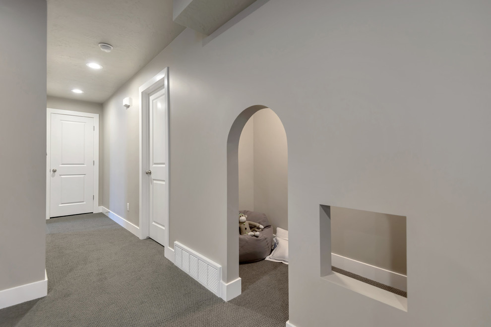 Idée de décoration pour un sous-sol enterré et de taille moyenne avec un mur gris, moquette et un sol gris.