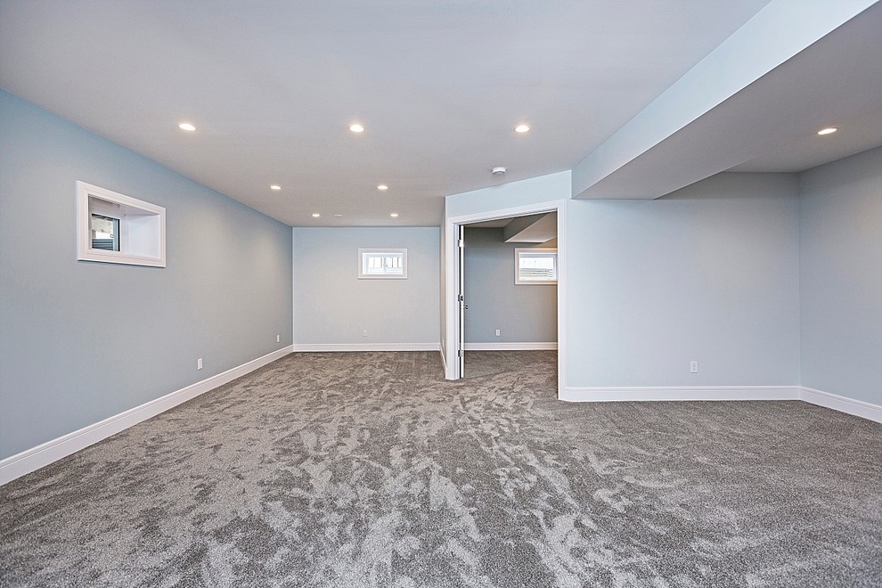 Inspiration för en mellanstor funkis källare utan ingång, med blå väggar, heltäckningsmatta och grått golv