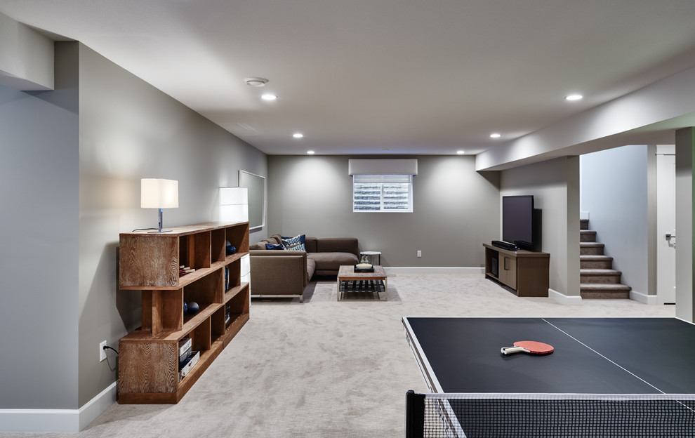 Idée de décoration pour une grande salle de séjour tradition avec moquette et un mur gris.