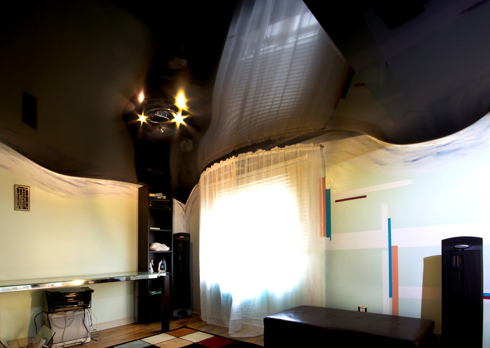 Ejemplo de sótano con puerta moderno de tamaño medio sin chimenea con paredes blancas y suelo de madera en tonos medios