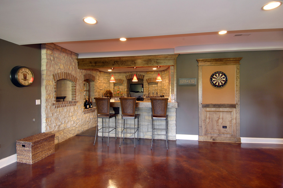 Modelo de sótano con ventanas tradicional grande con paredes grises, suelo de linóleo y suelo marrón