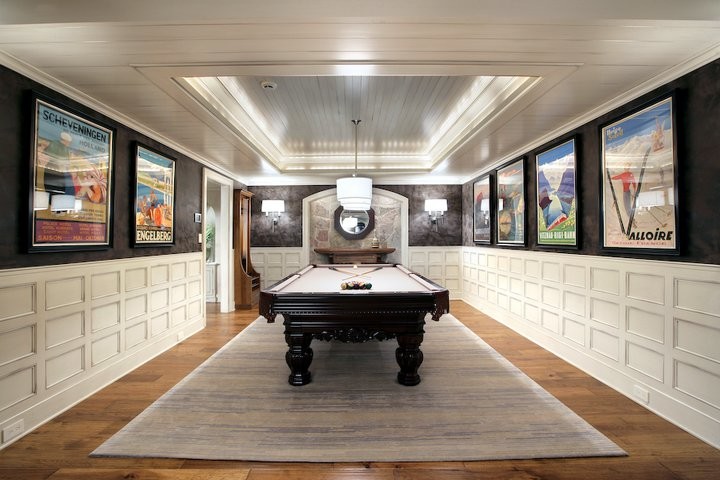 Großes Klassisches Untergeschoss ohne Kamin mit schwarzer Wandfarbe, braunem Holzboden und braunem Boden in Grand Rapids