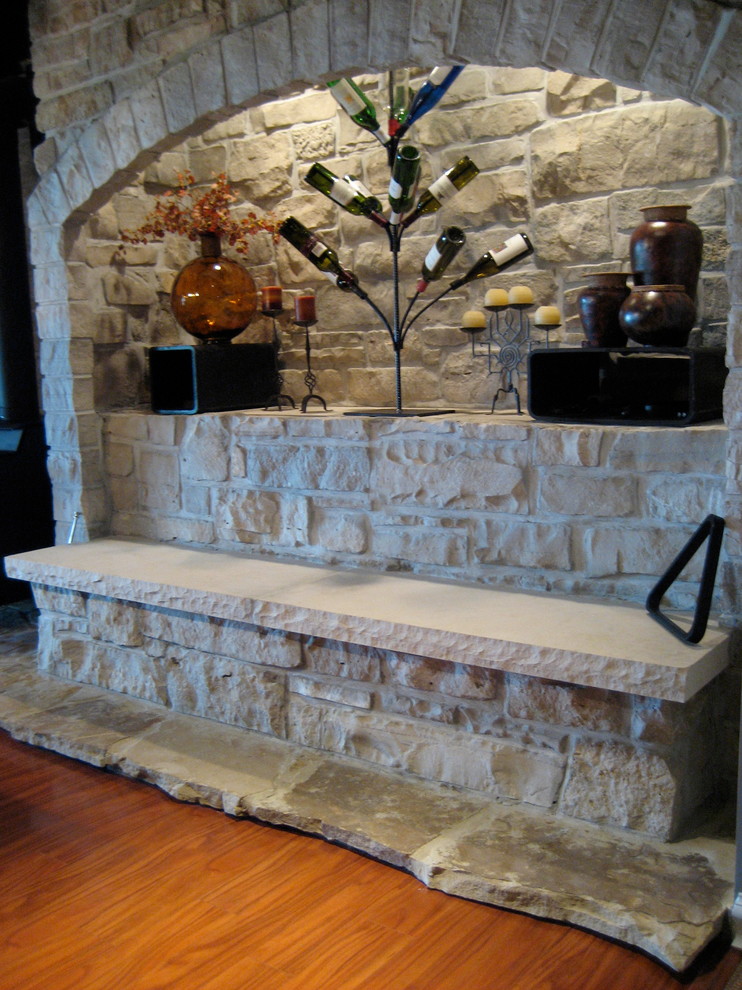 Modernes Souterrain ohne Kamin mit Kaminumrandung aus Stein in St. Louis