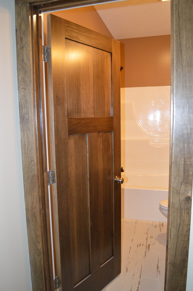 Ejemplo de sótano con puerta de estilo americano grande con paredes beige, moqueta y suelo beige