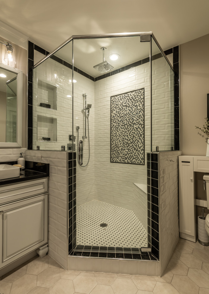 ワシントンD.C.にあるお手頃価格の広いコンテンポラリースタイルのおしゃれな浴室 (茶色い床、折り上げ天井、羽目板の壁) の写真