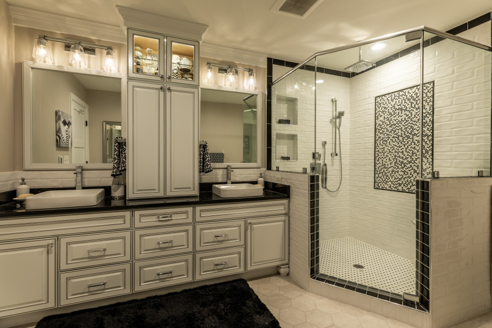 Cette image montre une grande salle de bain design avec un sol marron, un plafond décaissé et boiseries.