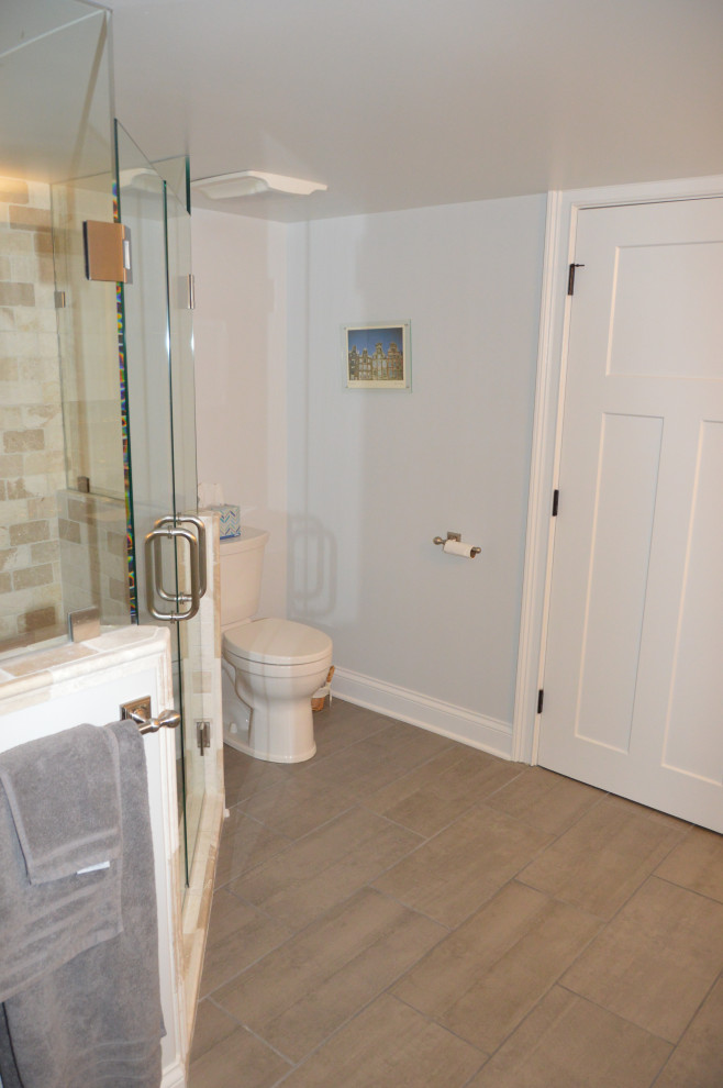 Foto de cuarto de baño tradicional renovado de tamaño medio con paredes grises, suelo de madera en tonos medios y suelo marrón