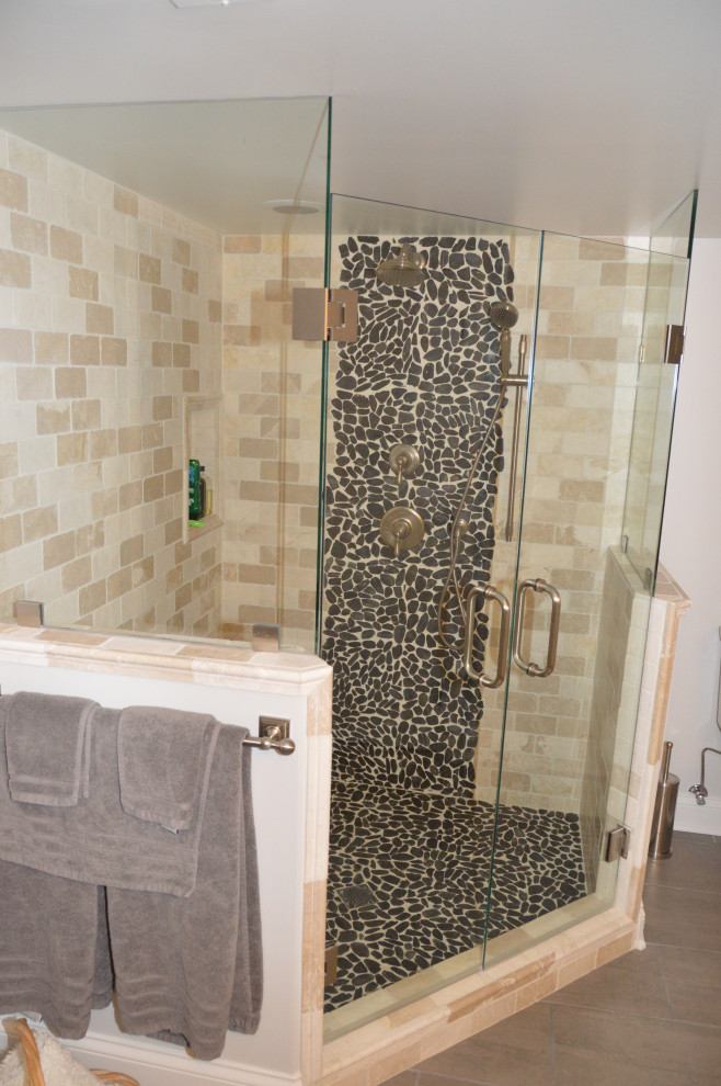 Aménagement d'une salle de bain classique de taille moyenne avec un mur gris, un sol en bois brun et un sol marron.