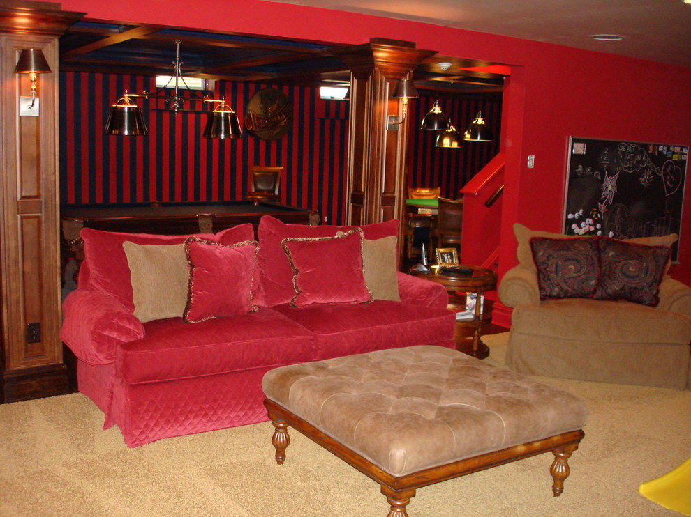 Esempio di una grande taverna classica interrata con pareti rosse e pavimento in legno massello medio