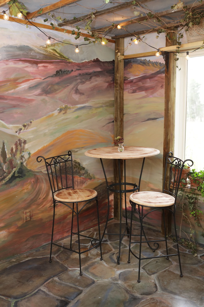 Immagine di una piccola taverna eclettica con pavimento in cemento