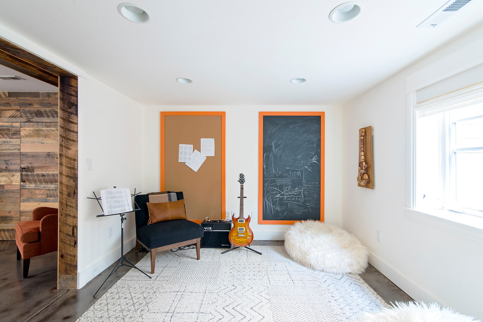 Источник вдохновения для домашнего уюта: подвал среднего размера в стиле неоклассика (современная классика) с наружными окнами, белыми стенами, бетонным полом и серым полом