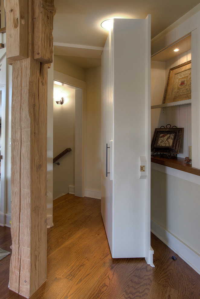 Ejemplo de sótano rústico de tamaño medio sin chimenea con paredes blancas y suelo de madera en tonos medios