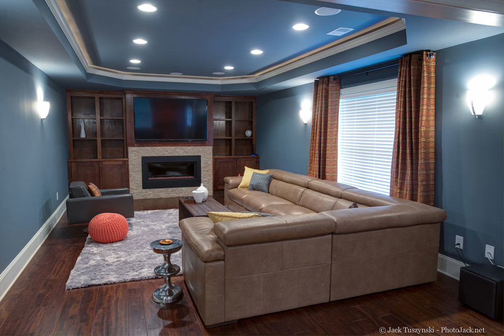 Пример оригинального дизайна: гостиная комната среднего размера в современном стиле с синими стенами и темным паркетным полом