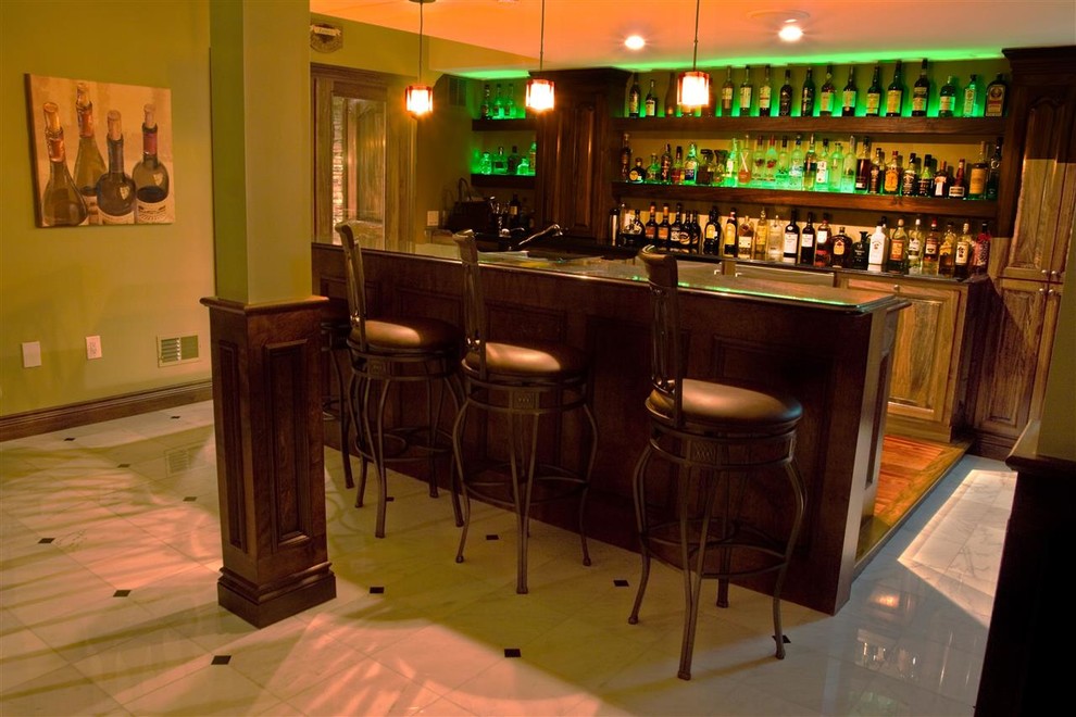 Imagen de bar en casa clásico de tamaño medio con suelo de baldosas de cerámica