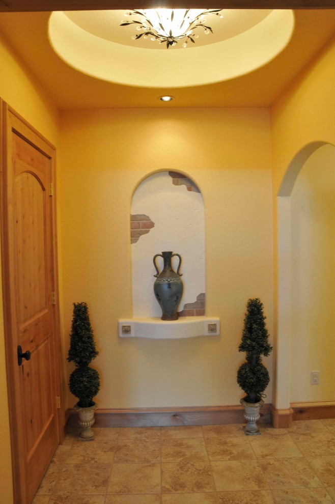 Idée de décoration pour un sous-sol méditerranéen avec un mur beige et un sol beige.