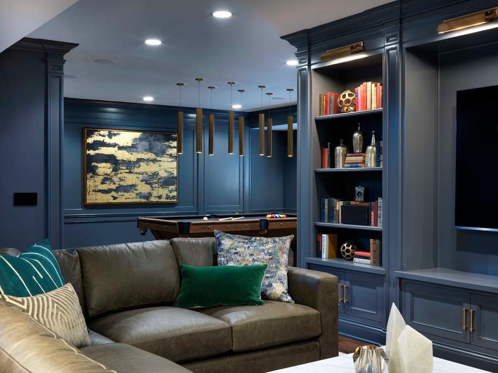 Стильный дизайн: большая гостиная комната в стиле неоклассика (современная классика) с серыми стенами, темным паркетным полом и коричневым полом без камина - последний тренд