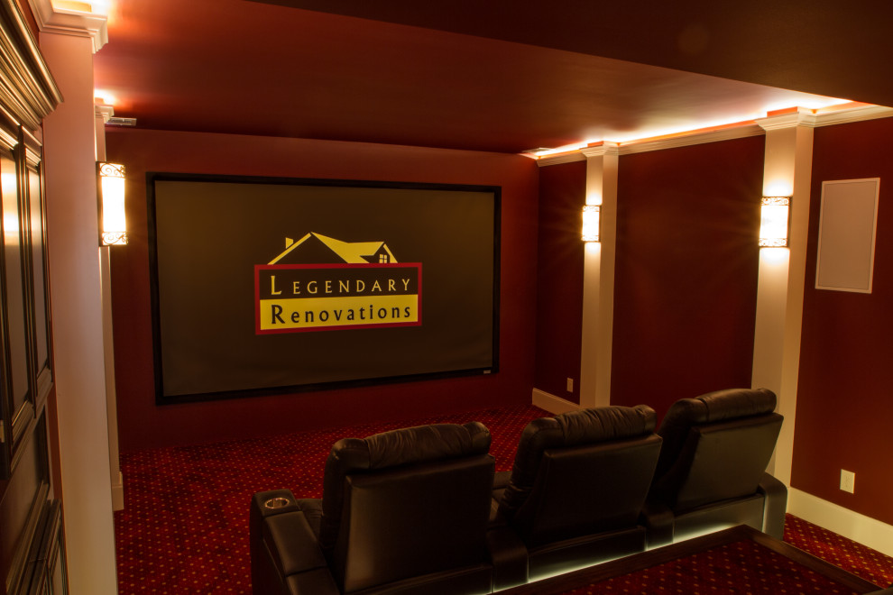 Aménagement d'une grande salle de cinéma contemporaine avec parquet clair.