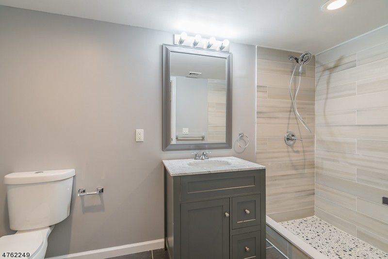 Foto di una stanza da bagno classica con pareti beige, pavimento in gres porcellanato e pavimento grigio