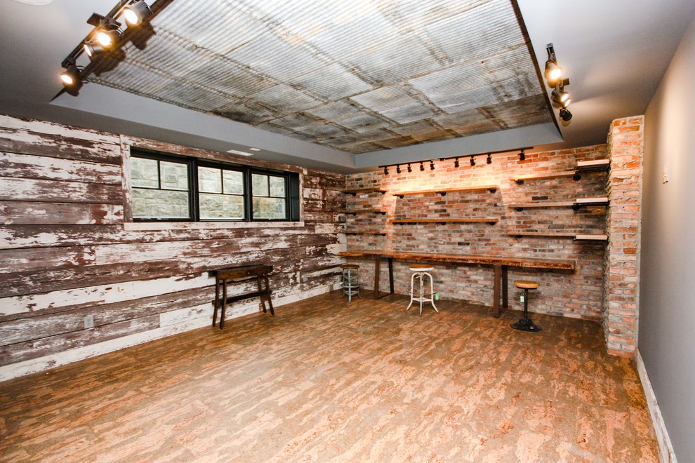 Modelo de sótano con ventanas campestre grande sin chimenea con paredes beige, suelo de madera pintada y suelo rojo