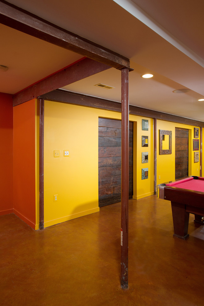 Idées déco pour un sous-sol classique donnant sur l'extérieur avec un mur jaune.