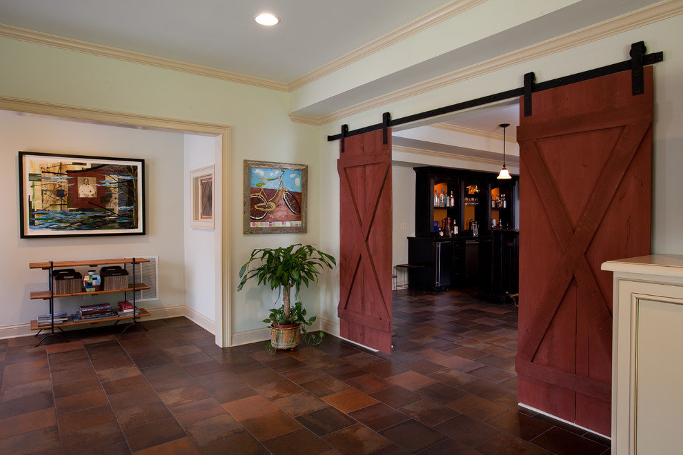 Mittelgroßes Klassisches Untergeschoss ohne Kamin mit beiger Wandfarbe und Terrakottaboden in Atlanta