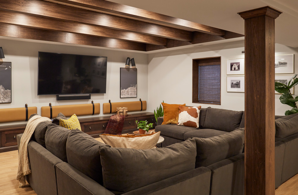 Aménagement d'un salon classique avec un mur gris, un sol en vinyl, un sol marron et un plafond en bois.
