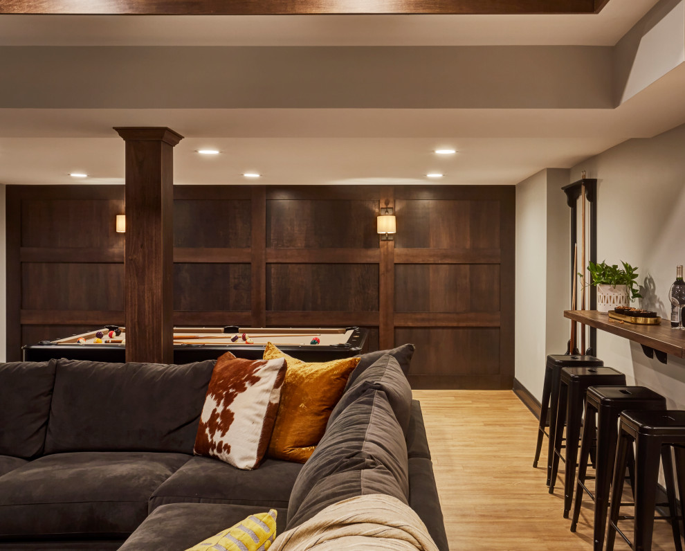 Aménagement d'un sous-sol classique en bois enterré avec un mur gris, un sol en vinyl, un sol marron et un plafond en bois.