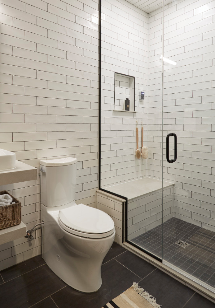 シカゴにあるトランジショナルスタイルのおしゃれな浴室 (白い壁、セラミックタイルの床、グレーの床) の写真