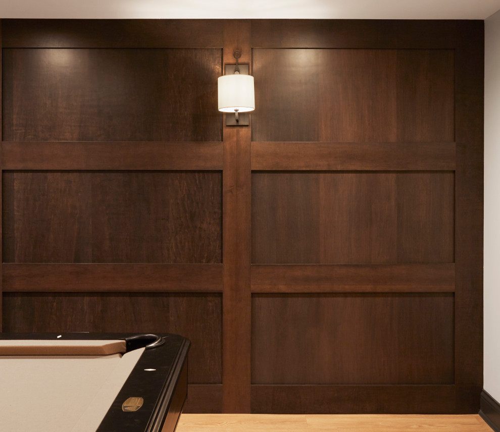 Idéer för en klassisk källare utan fönster, med grå väggar, vinylgolv och brunt golv