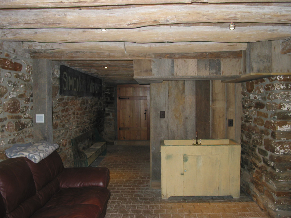Immagine di una taverna stile rurale di medie dimensioni con sbocco e pavimento rosso