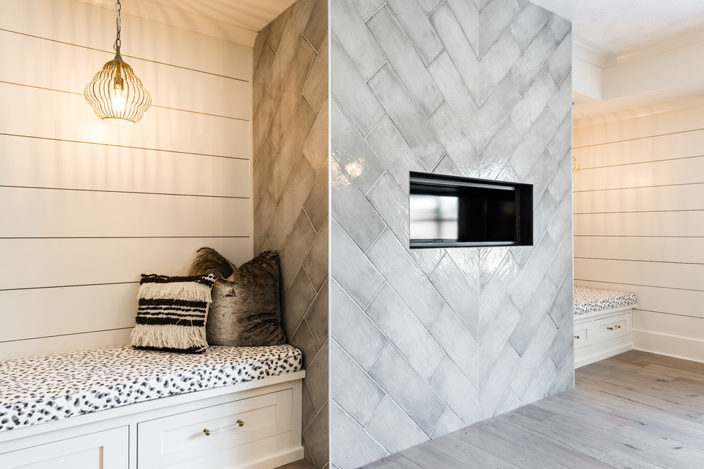 Ejemplo de sótano con puerta minimalista de tamaño medio con paredes blancas y suelo de madera clara