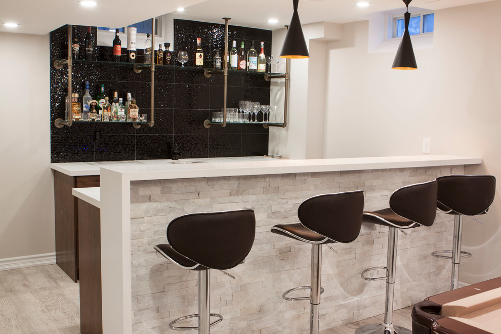 Foto di un grande angolo bar minimalista con pavimento in laminato e pavimento grigio