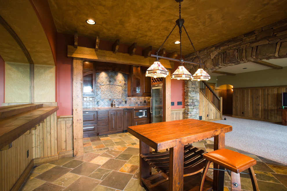 Ispirazione per una grande taverna stile rurale con pareti multicolore e pavimento in ardesia