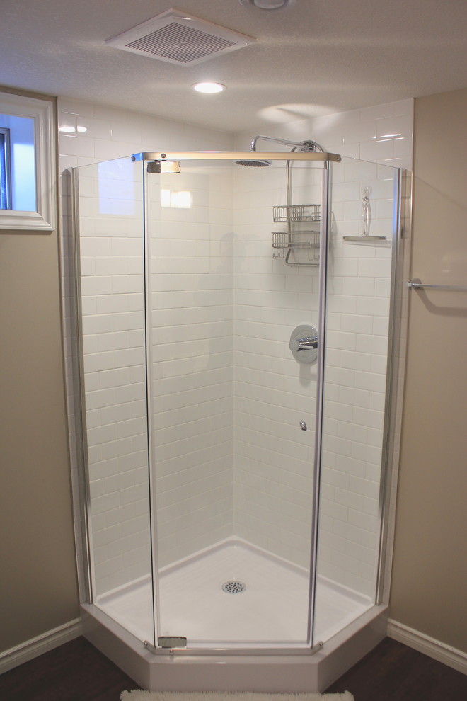 Ispirazione per una stanza da bagno minimal di medie dimensioni con pareti beige