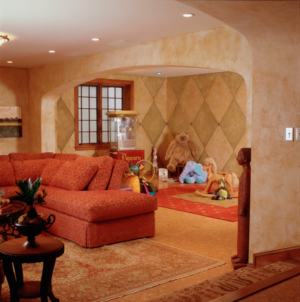 Exemple d'un grand sous-sol chic enterré avec un sol en liège, une cheminée standard et un mur orange.