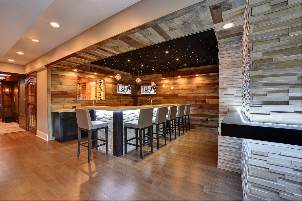 Idee per una grande taverna boho chic con sbocco, pareti beige e pavimento in legno massello medio