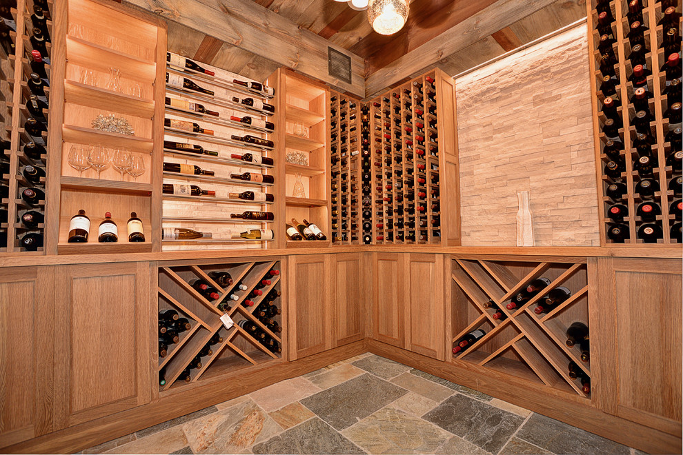 Inspiration pour une grande cave à vin bohème avec un sol en bois brun.